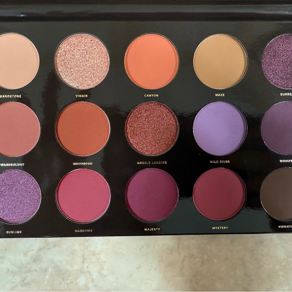 HIPDOT “Zion” eyeshadow palette - Picture 3 of 3